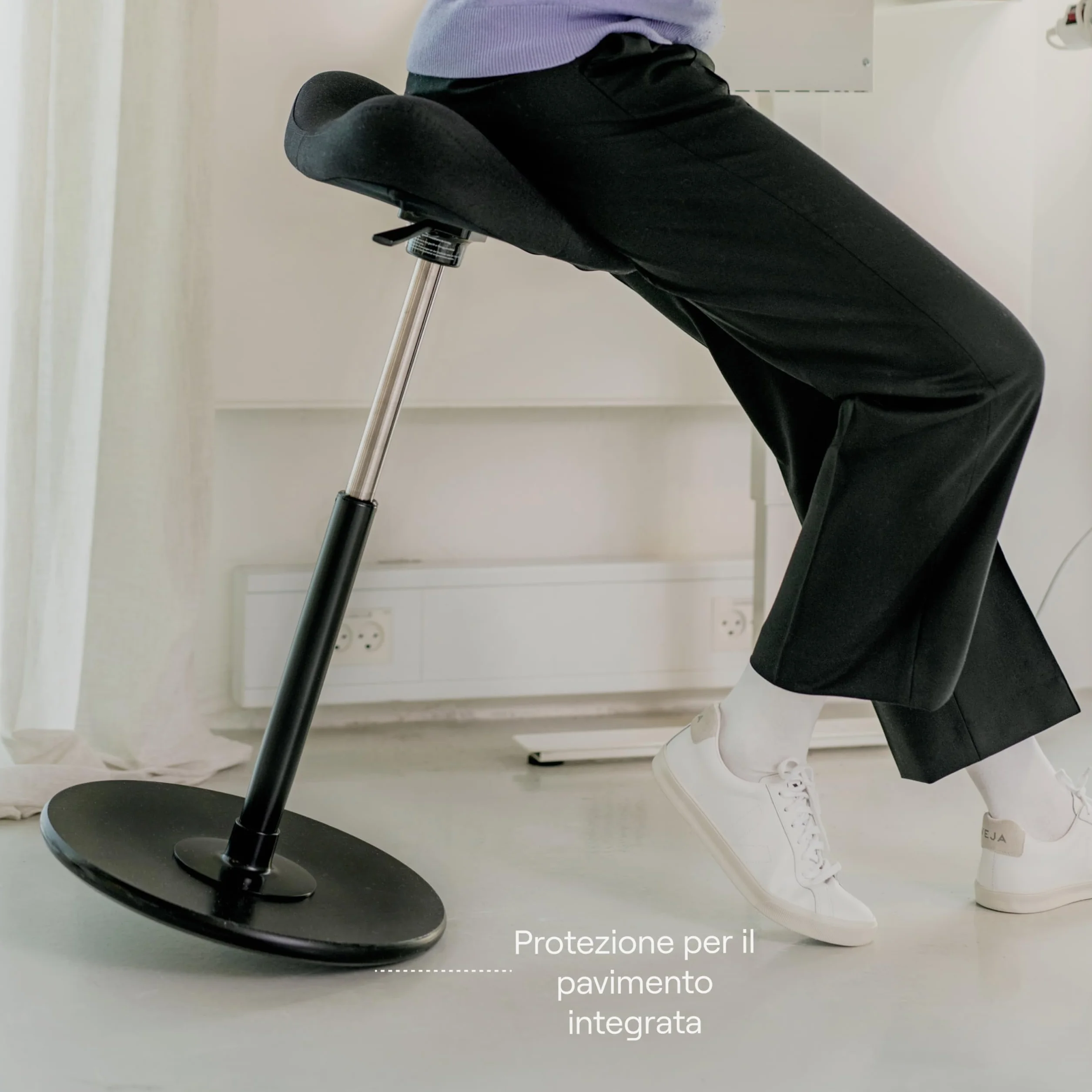 Varier Move ergonomiczny stołek o regulowanej wysokości z półką pozycyjną, drewnianą podstawą, czarny