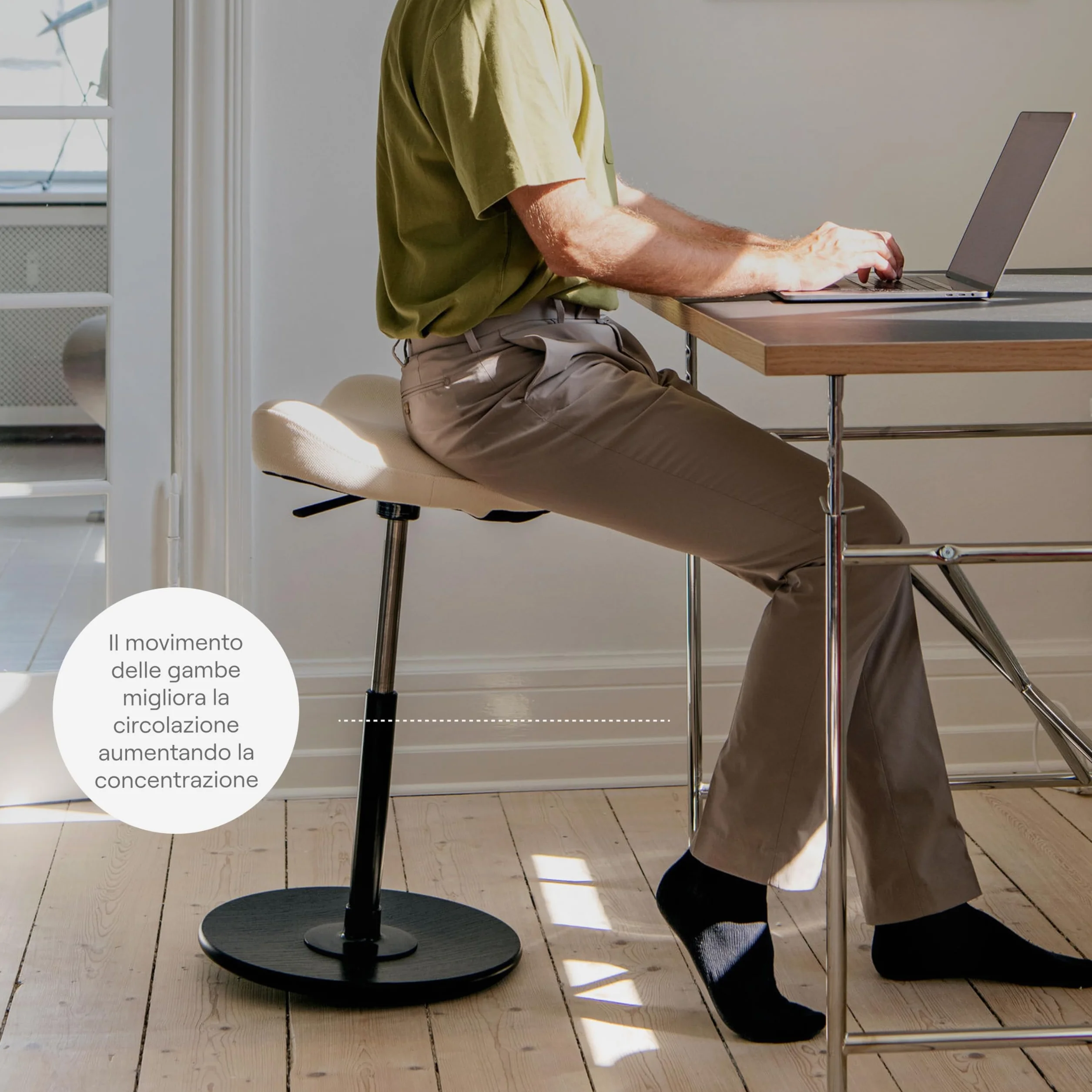 Varier Move ergonomiczny stołek o regulowanej wysokości z półką pozycyjną, drewnianą podstawą, czarny